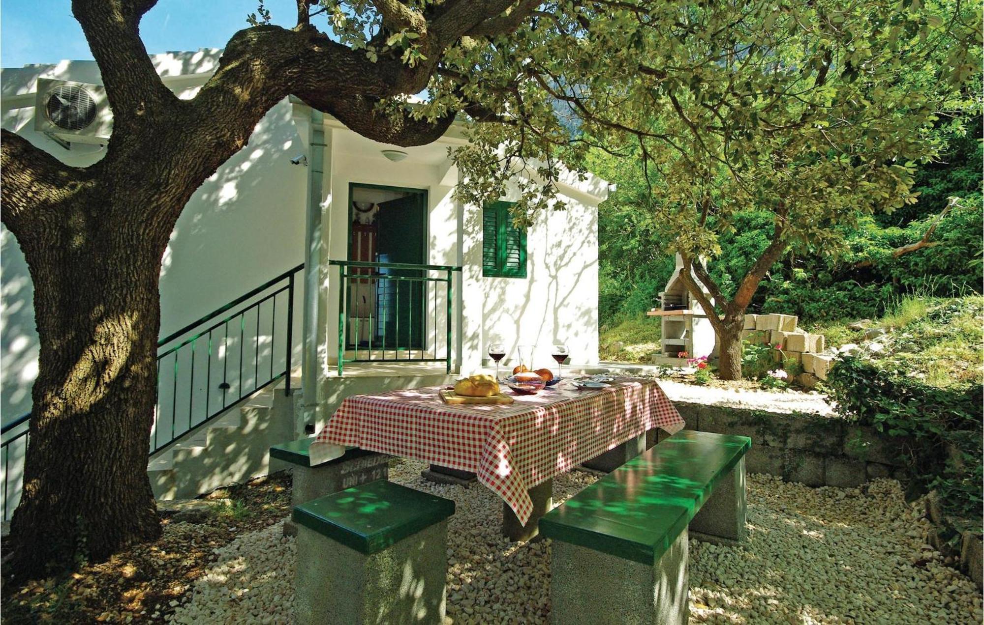 2 Bedroom Awesome Home In Gornje Tucepi Luaran gambar